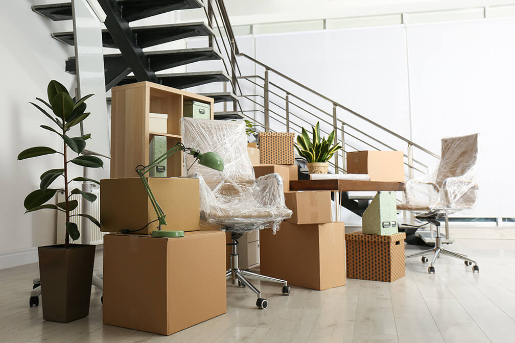 Bürogegenstände und Möbel bereitgestellt für einen Umzug