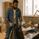 Menschen räumen eine Messie Wohnung aus